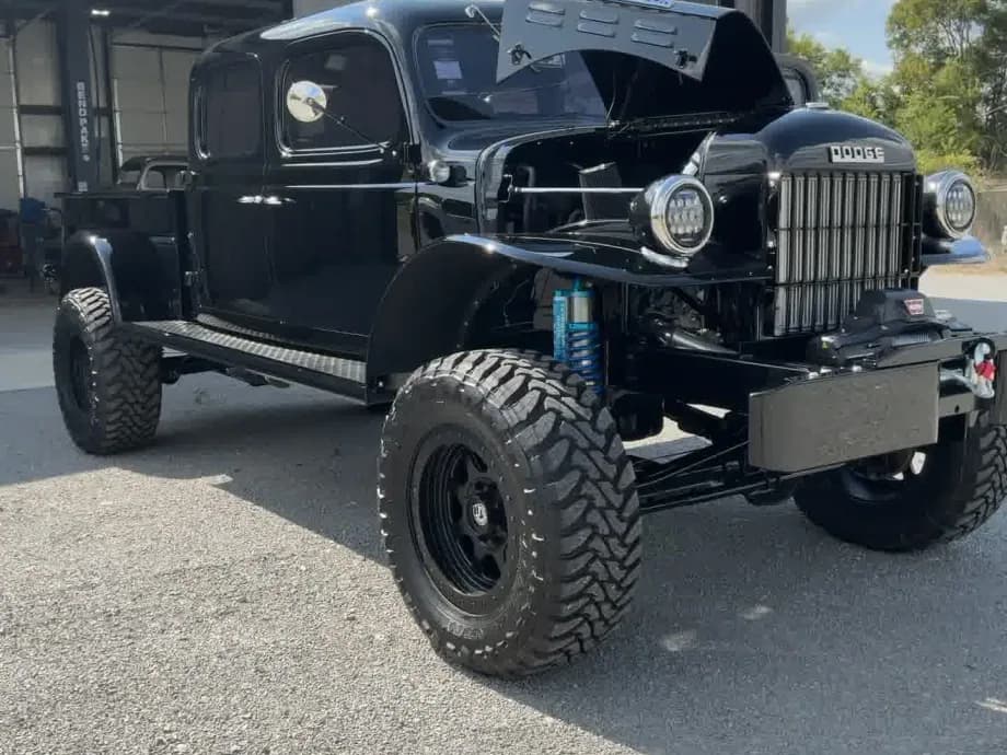 SYNISTA Black Wagon Exterior