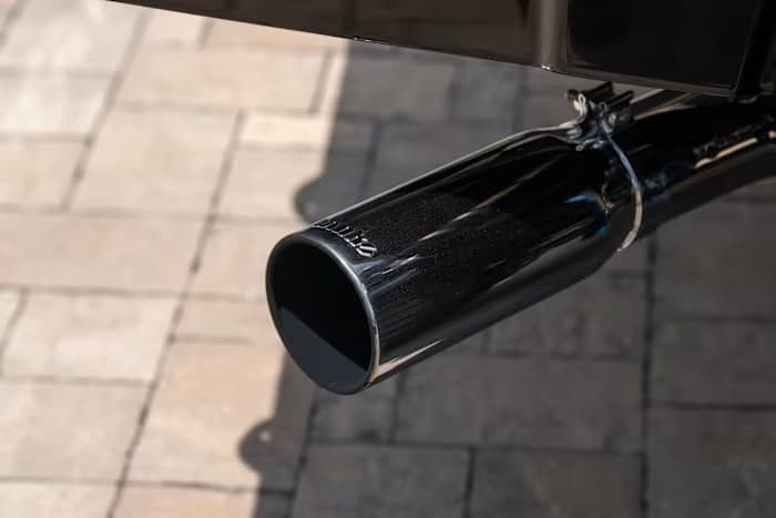 Black exhaust tip beneath SYNISTA’s body — photo 14 of 23