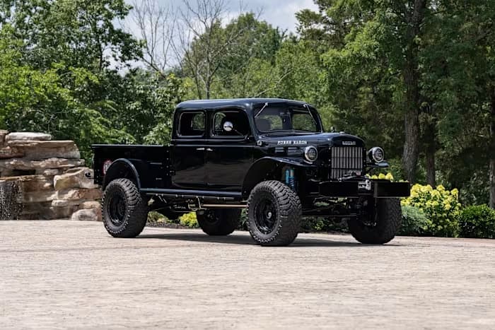 Opposite front three-quarter view of SYNISTA with its lifted stance and off-road tires — photo 3 of 23