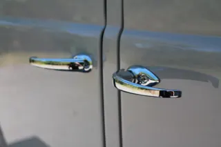 Polished handles on the front and rear cab doors — photo 33 of 40